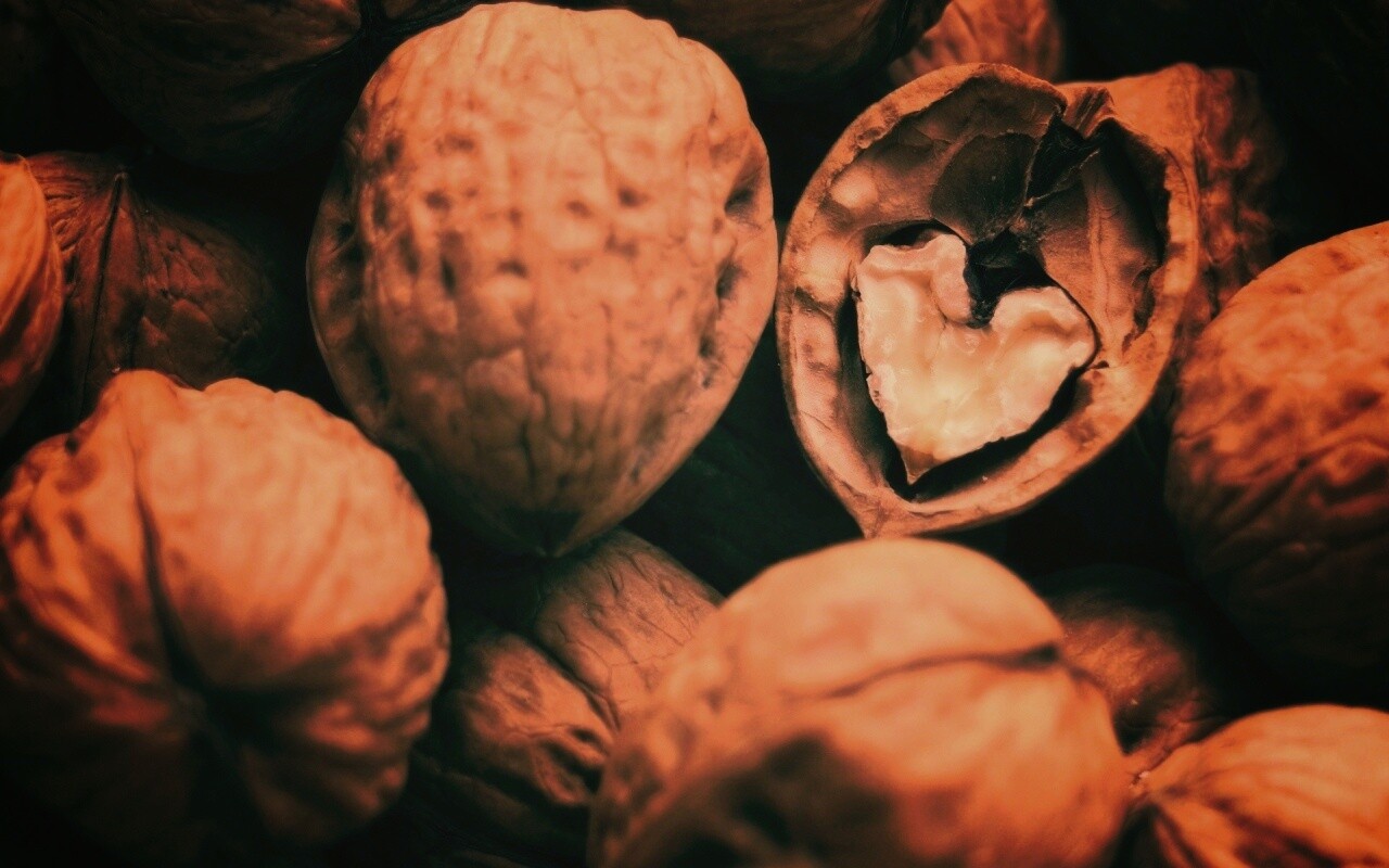 Расколотый орех обои