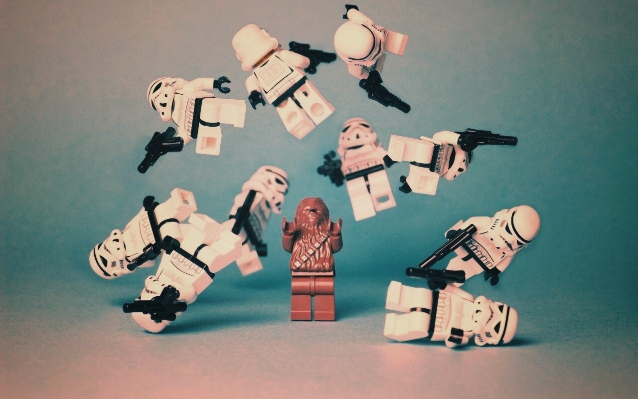 Чубака раскидывает имперских штурмовиков обои