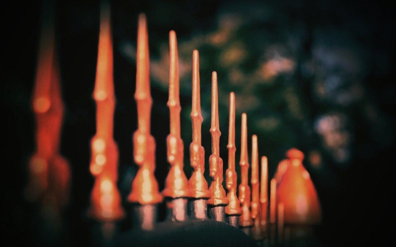 Оранжевые наконечники на ограде обои