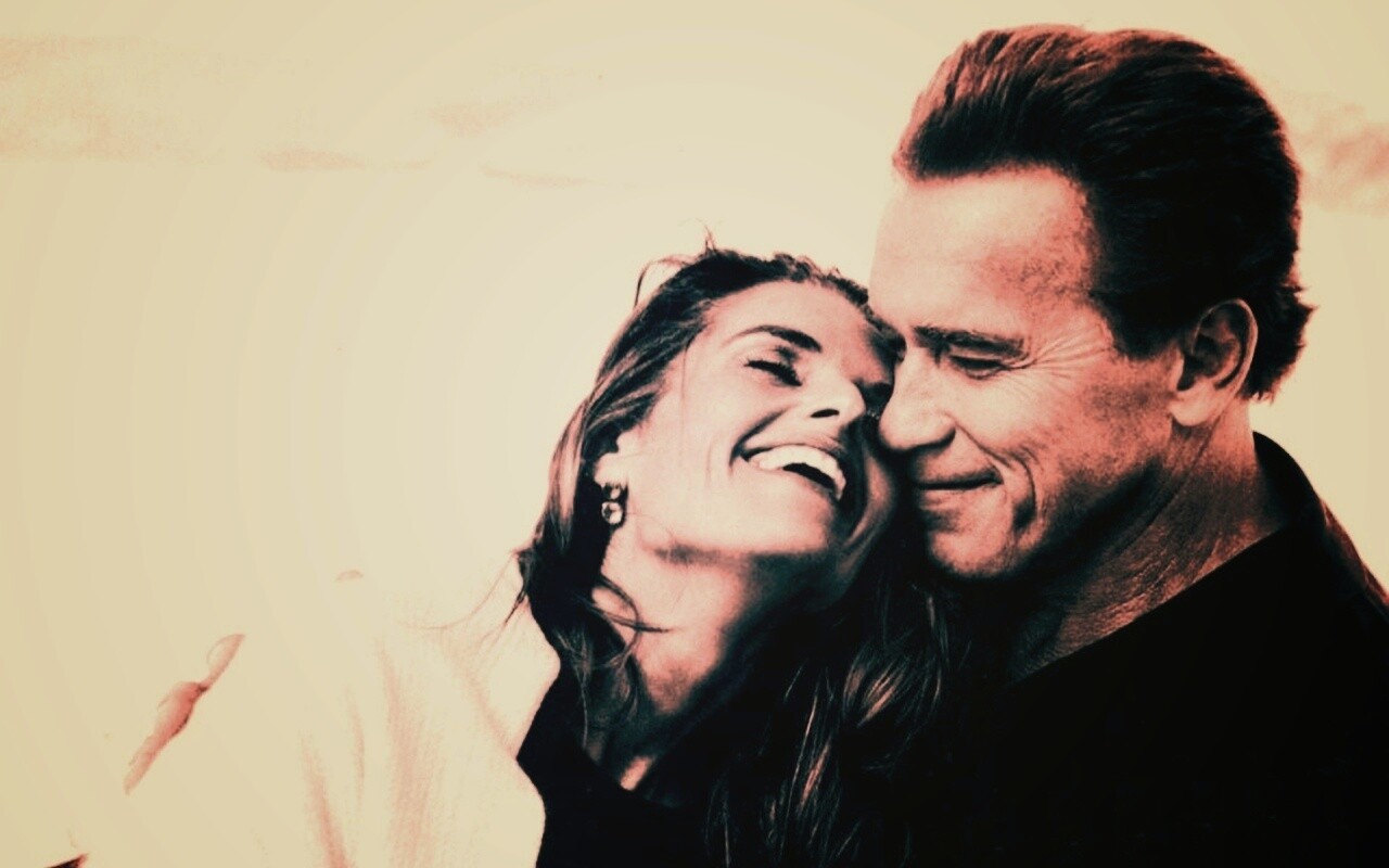 Арнольд Шварцнегер с девушкой обои