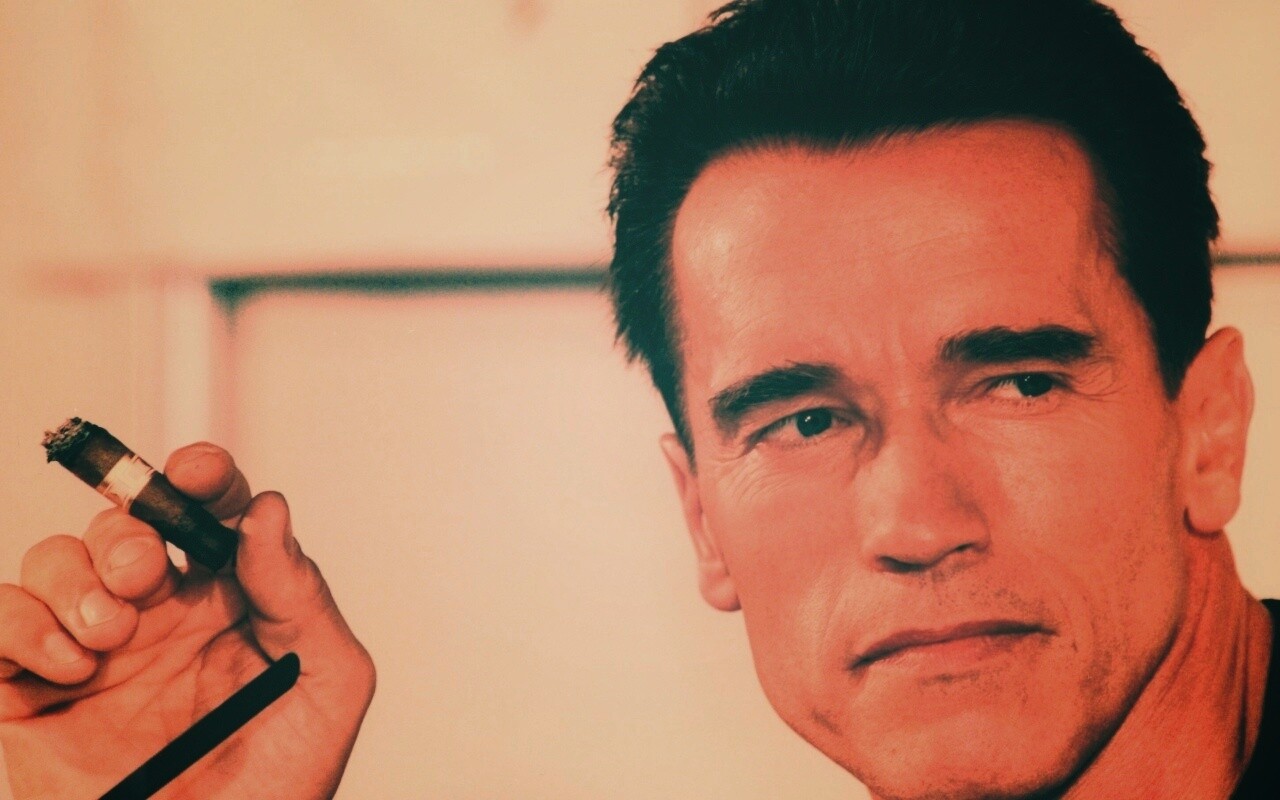 Арнольд Шварцнеггер с сигарой обои