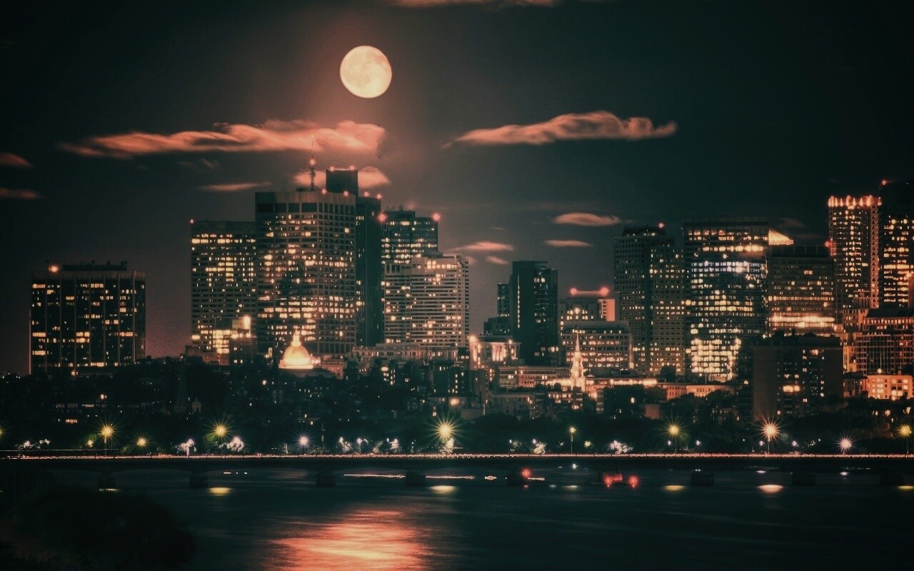 Луна над мегаполисом обои