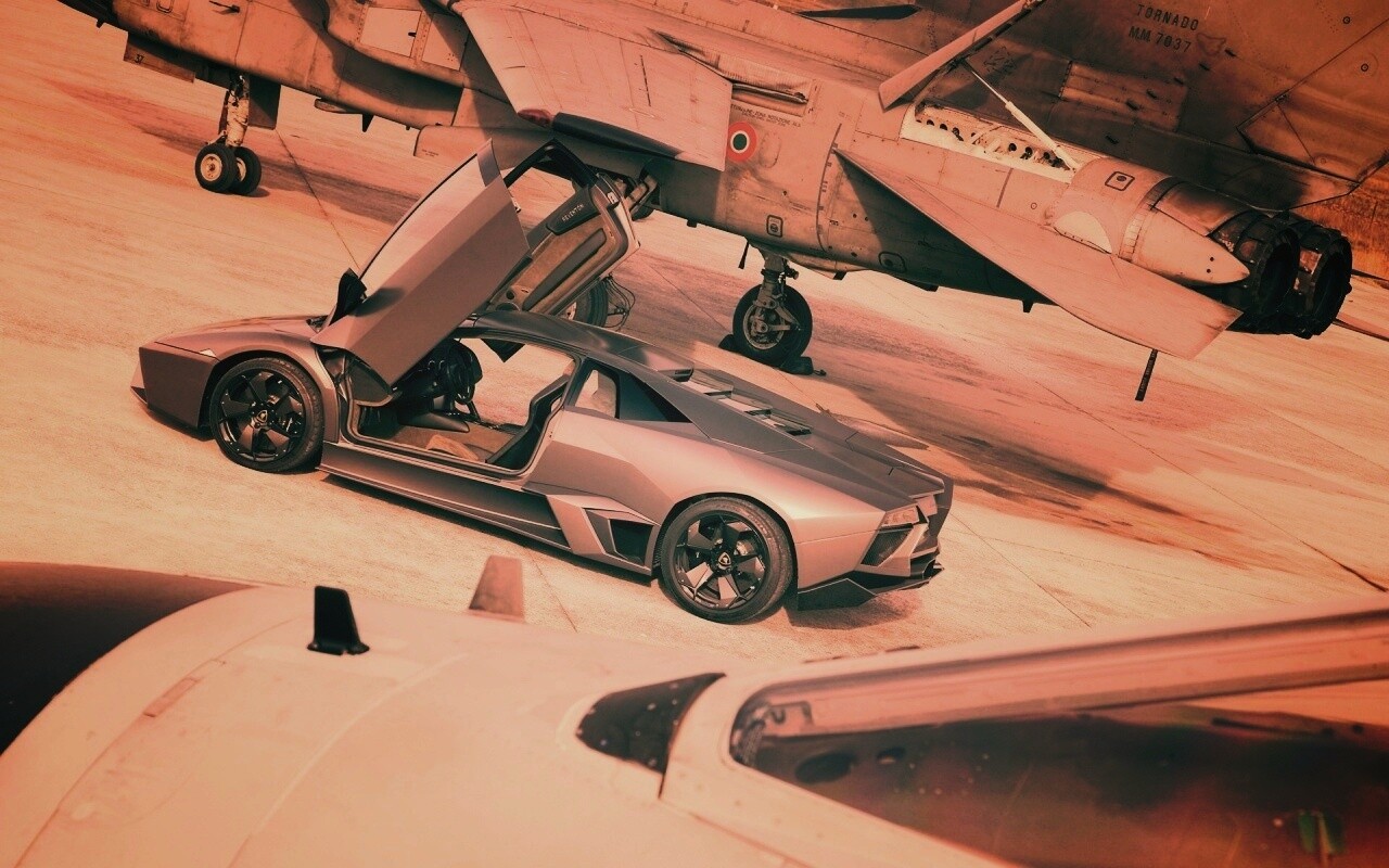 Ламборджини на военной базе обои