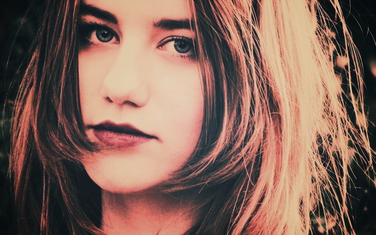 Взгляд голубоглазой девушки обои