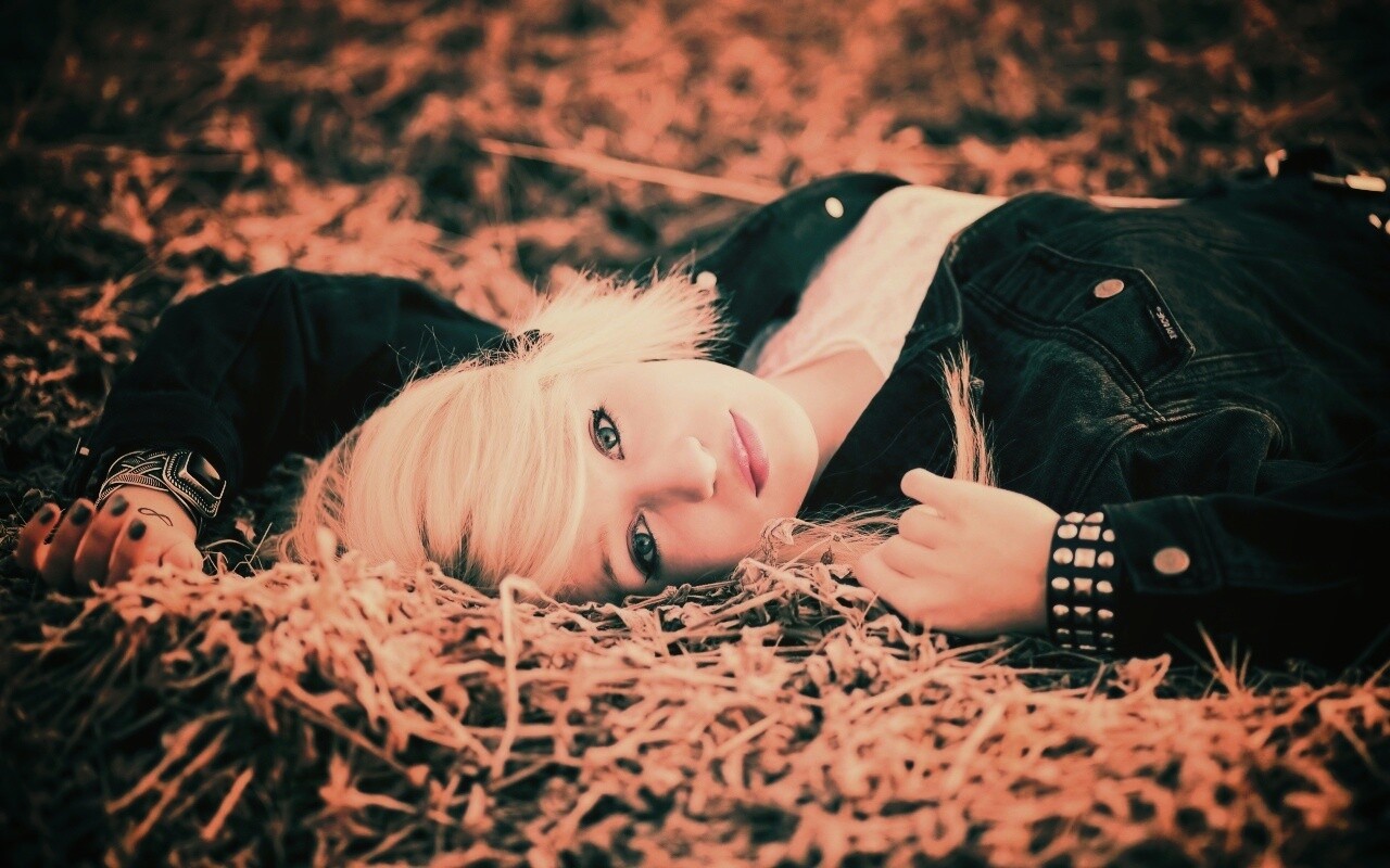Блондинка лежащая на траве обои