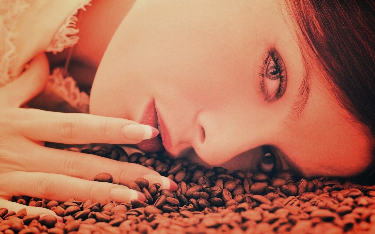 Соблазнительная девушка с кофейными зернами обои