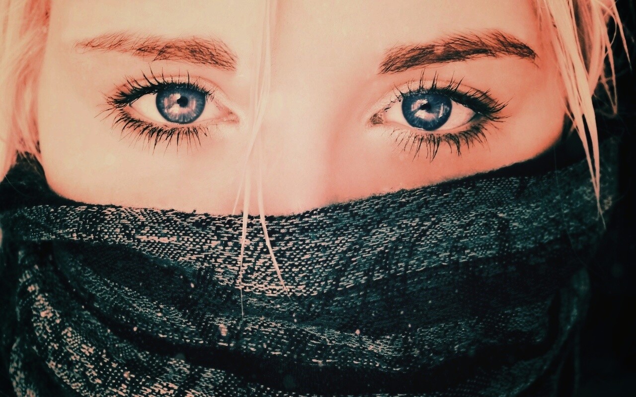 Блондинка с шарфом на лице обои