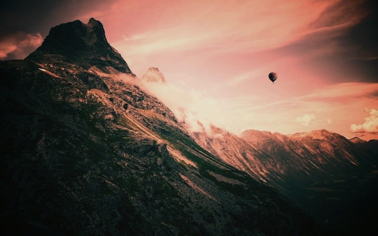 Воздушный шар в горах обои
