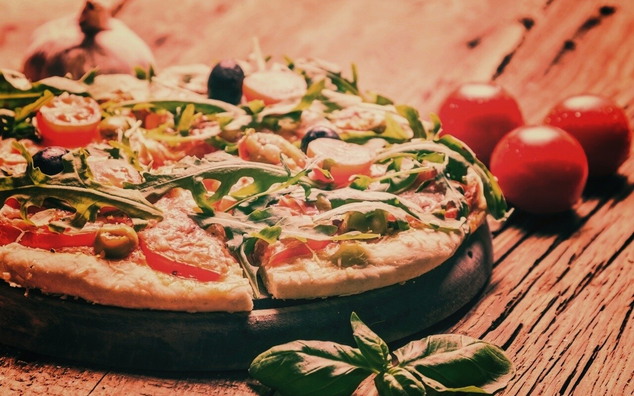 Свежая пицца с рукколой обои