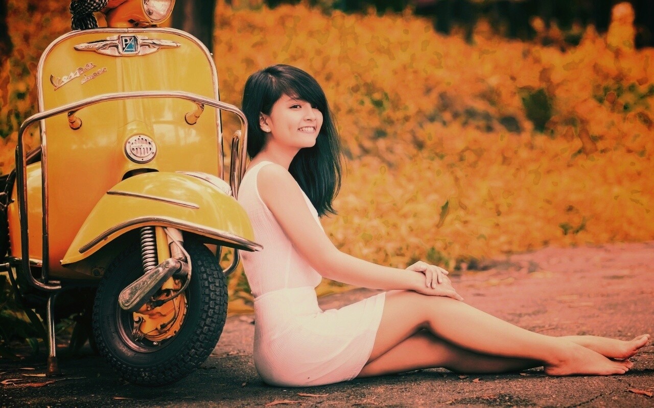 Девушка и мопед обои