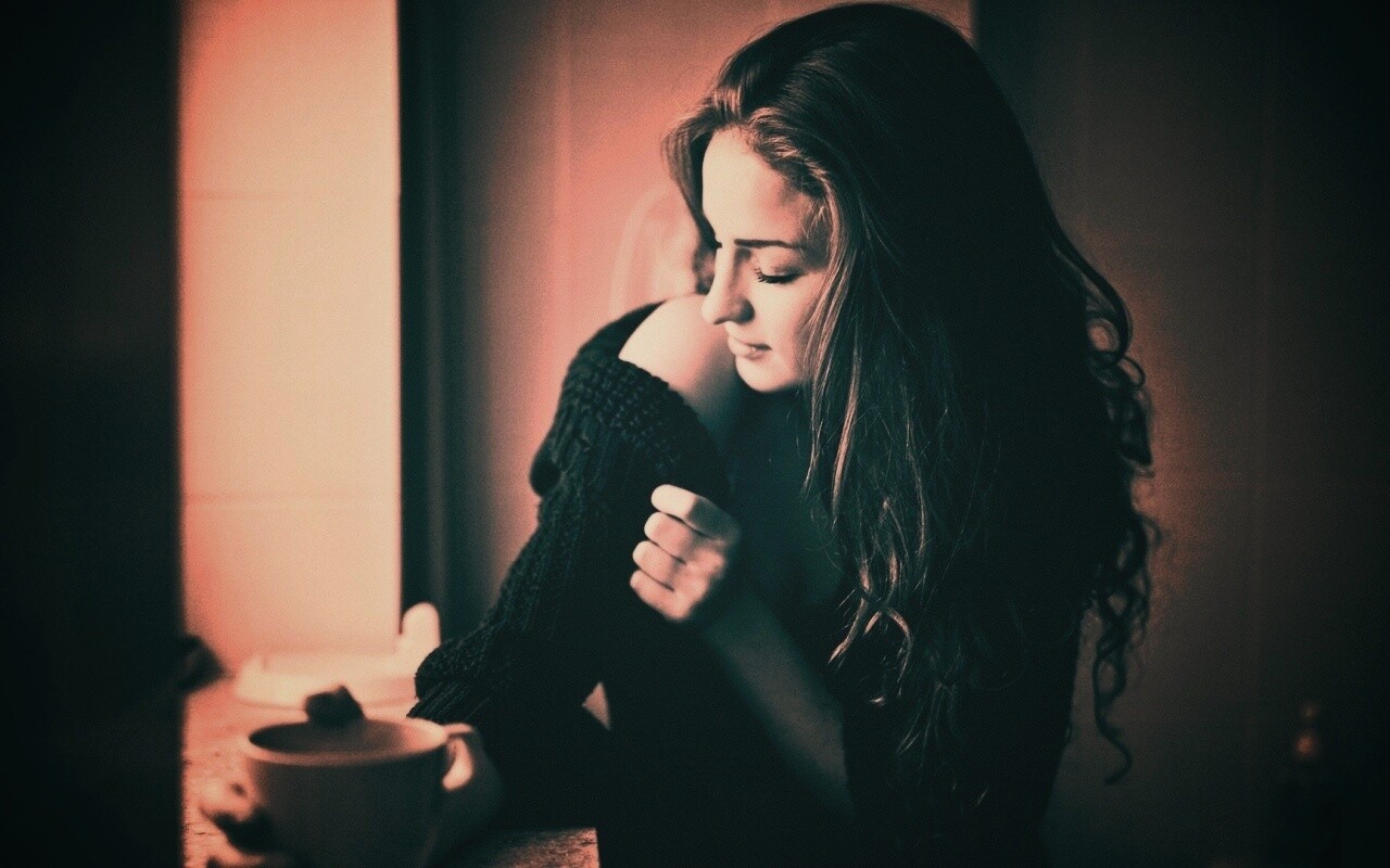 Обнаженное плечо и чашка кофе обои