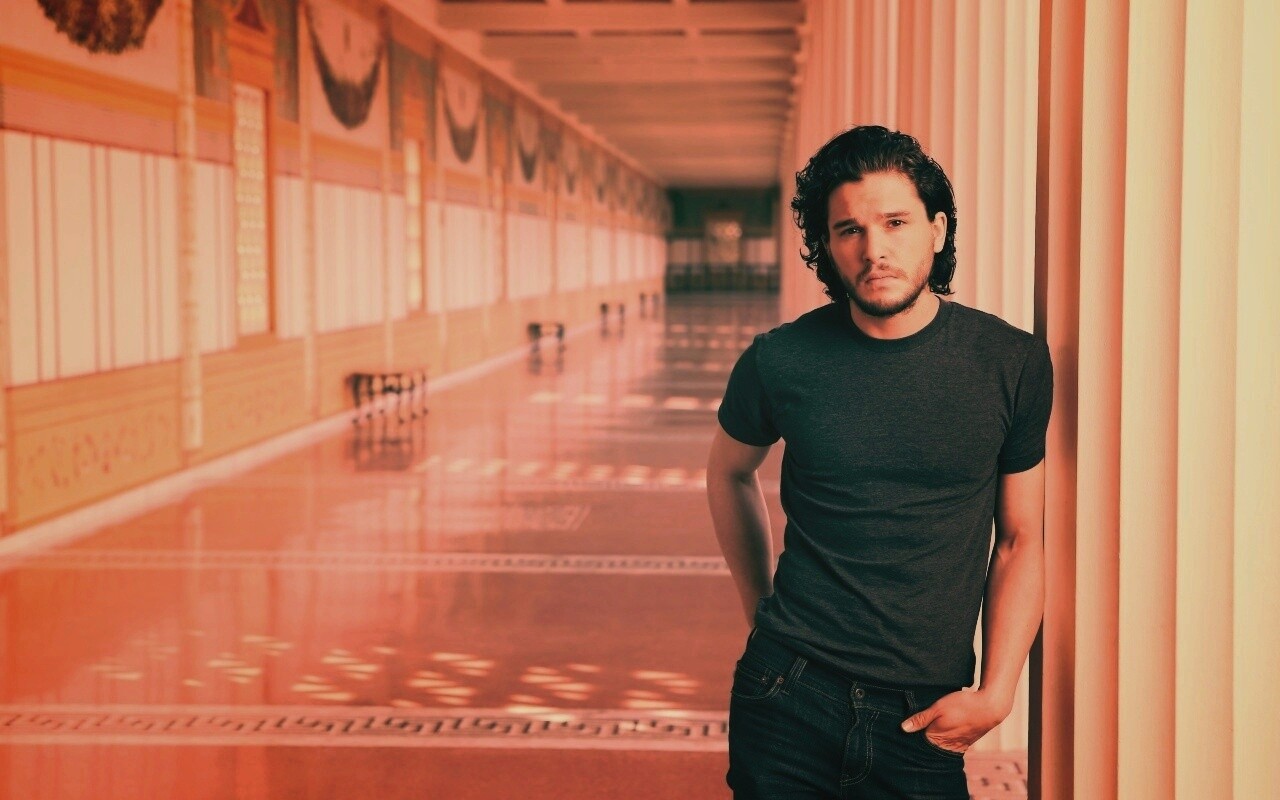 Кит Харингтон у колонны обои