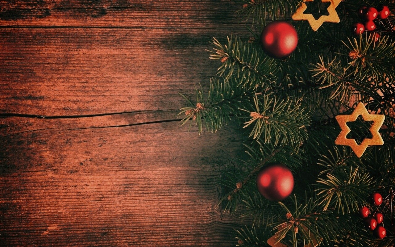 Новогодние игрушки на еловой ветке обои