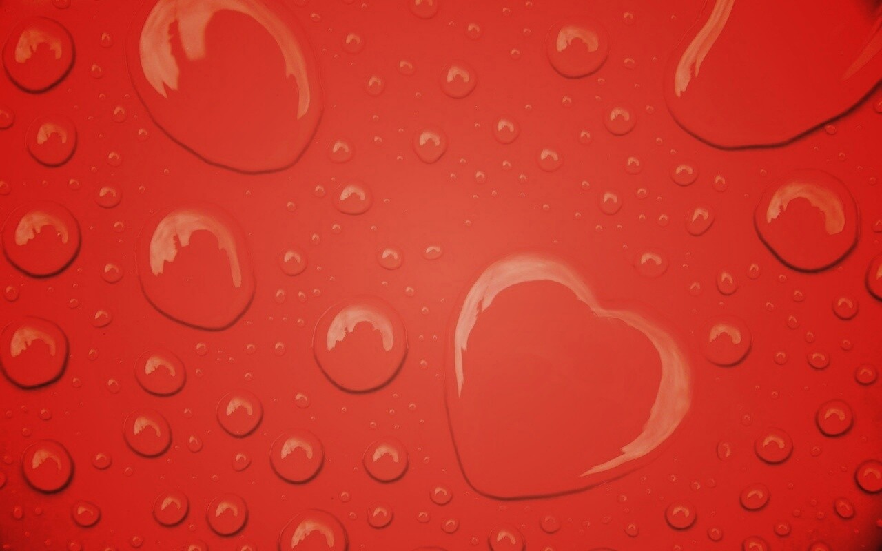 Капли на красном фоне обои