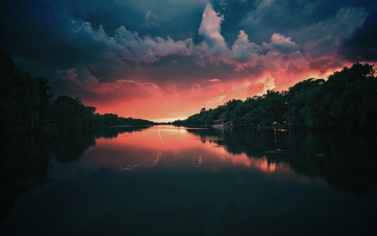 Молнии на фоне заката, стандартные обои mac обои