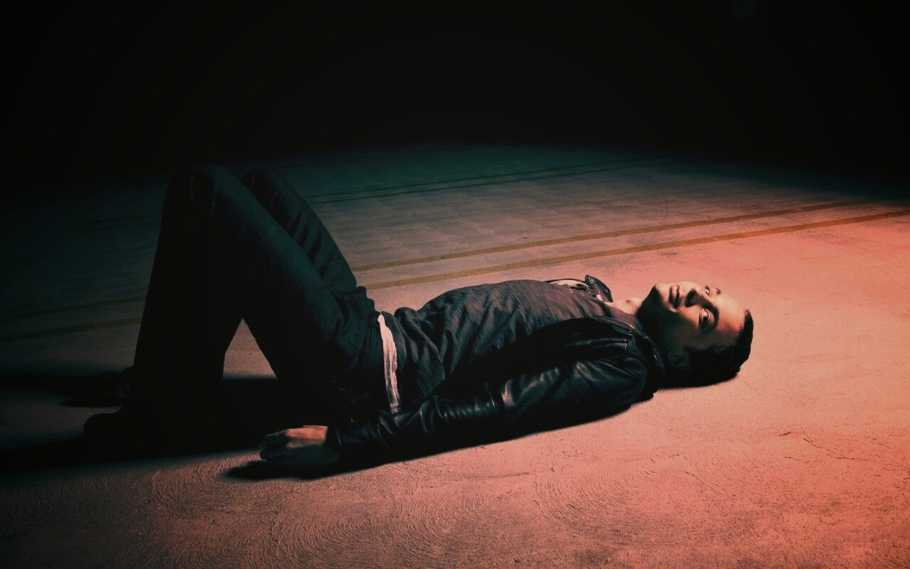 Джим Парсонс на полу обои