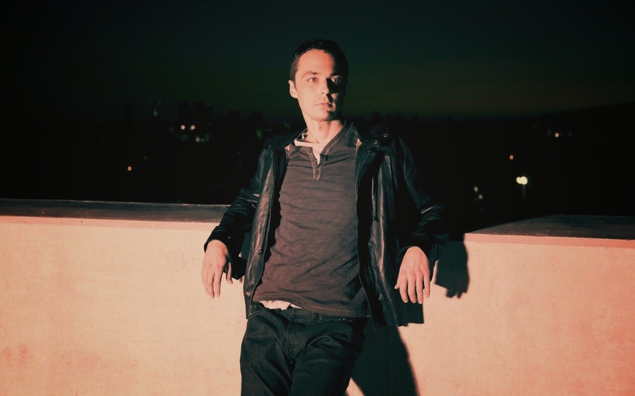 Джим Парсонс на балконе обои