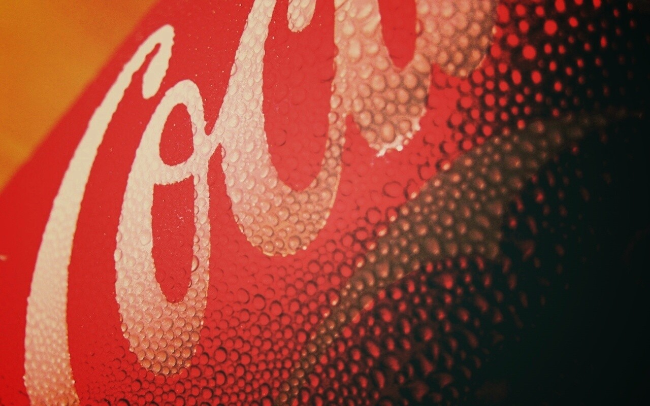 Запотевшая банка Кока-Колы обои