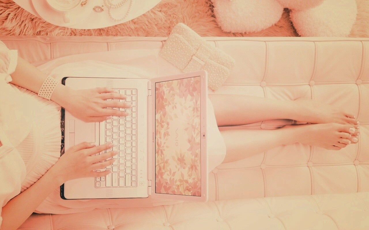 Девушка с ноутбуком vaio обои