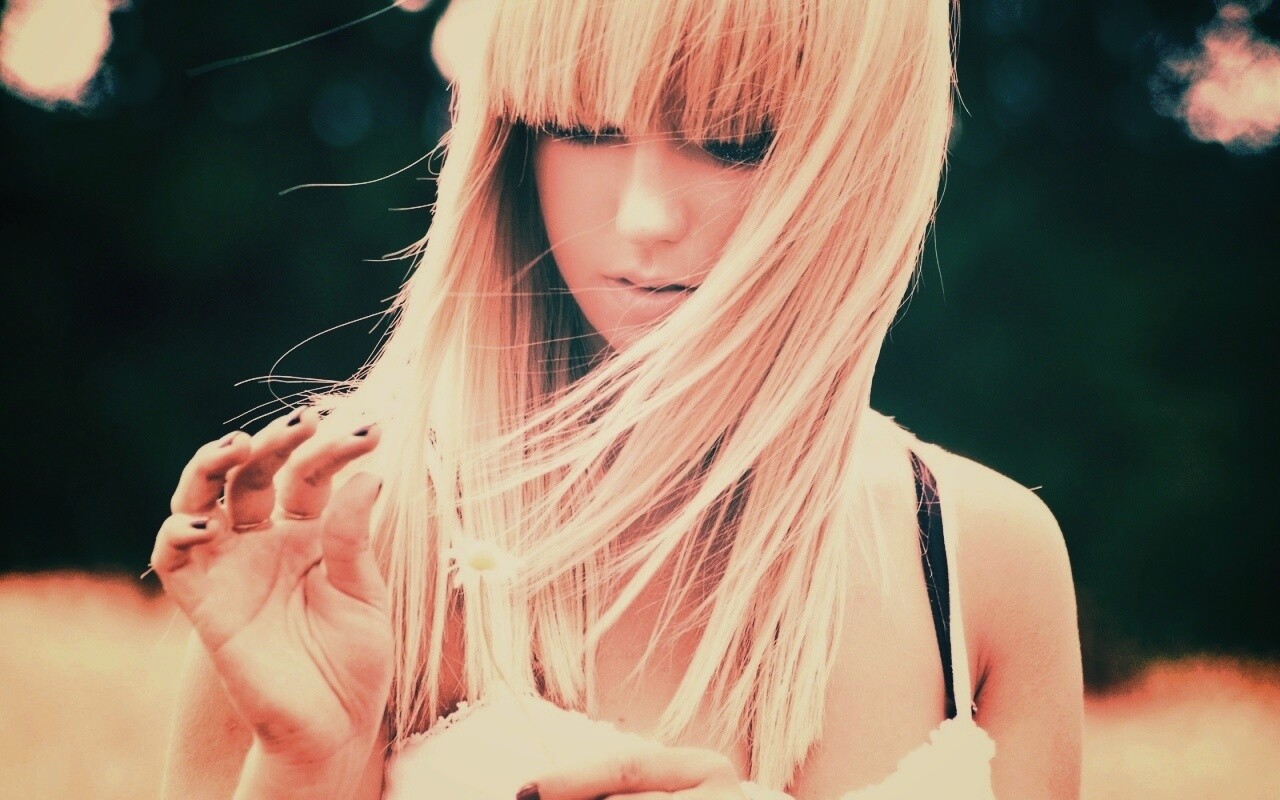 Красивая блондинка с ромашкой обои