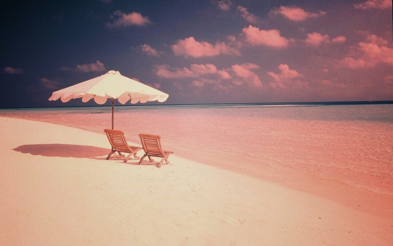 Песчаный пляж с двумя жезлонгами обои