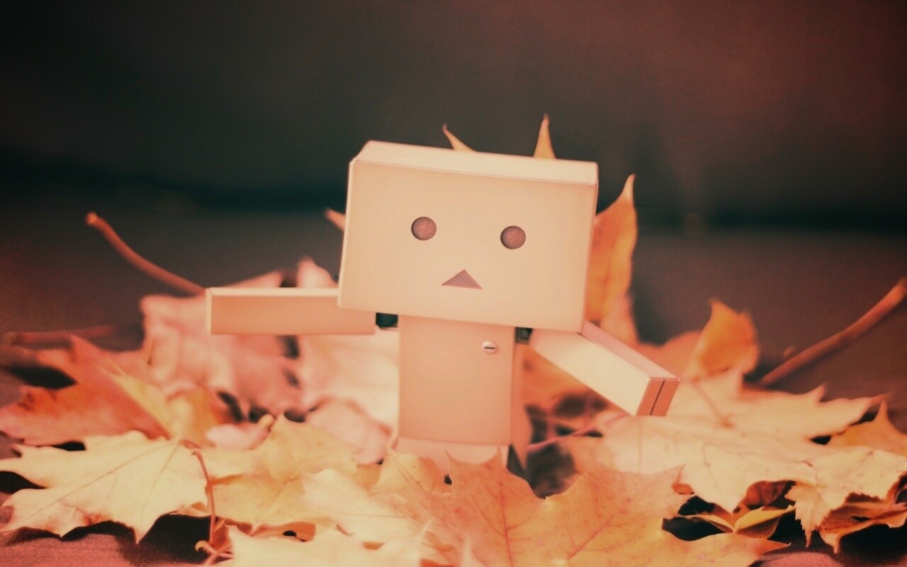  Yotsubato Danbo резвится листьях обои