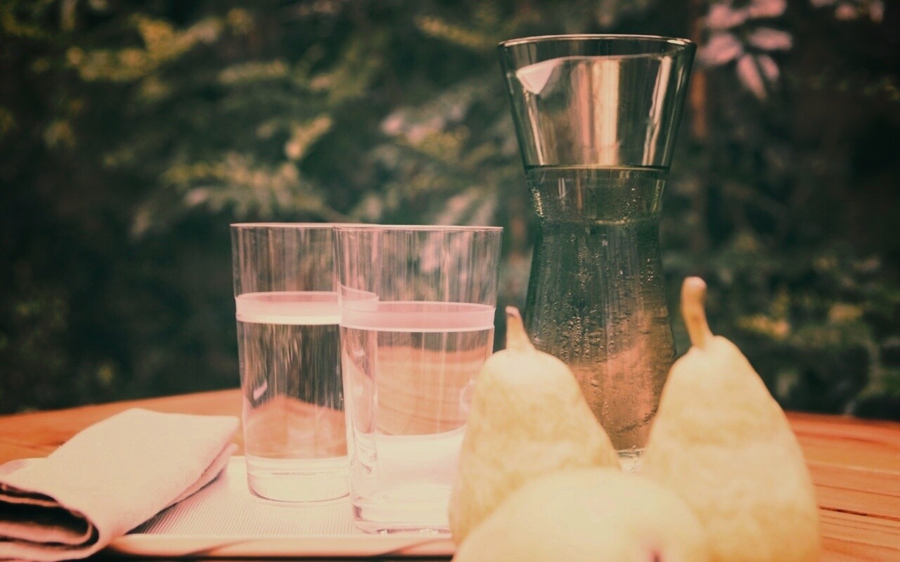 Стол с грушами обои