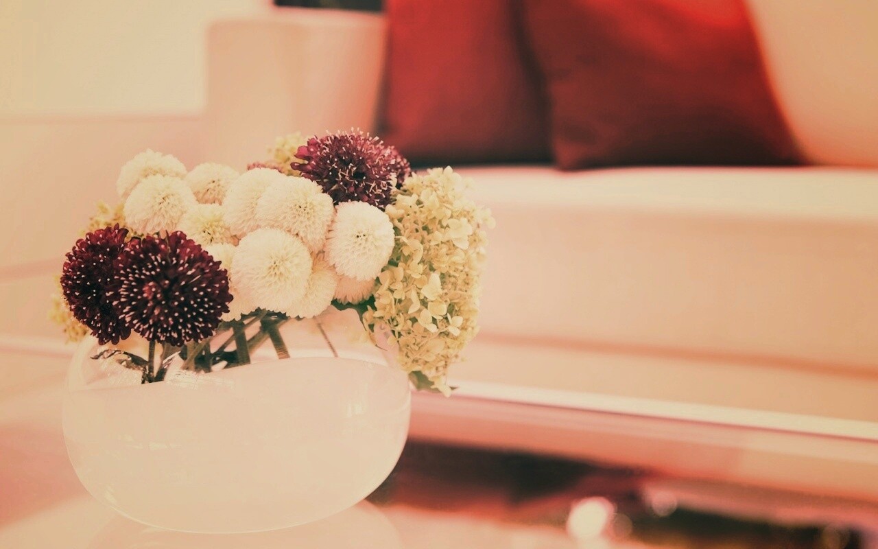 Цветы в белой вазе обои