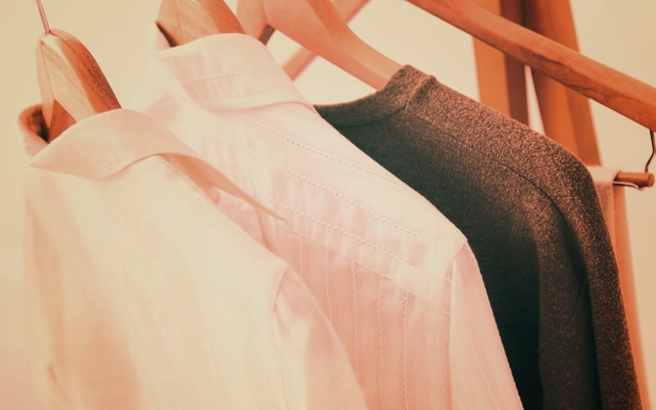 Вещи на вешалке обои