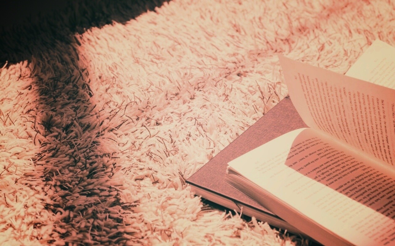 Книга на полу обои