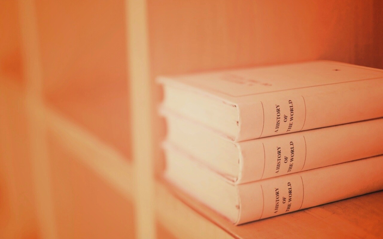 Книги на полке обои