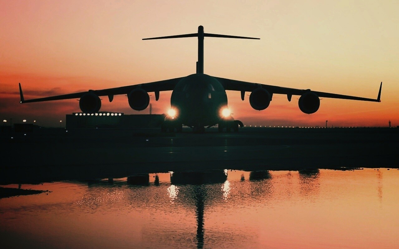 Самолет на взлетной полосе обои