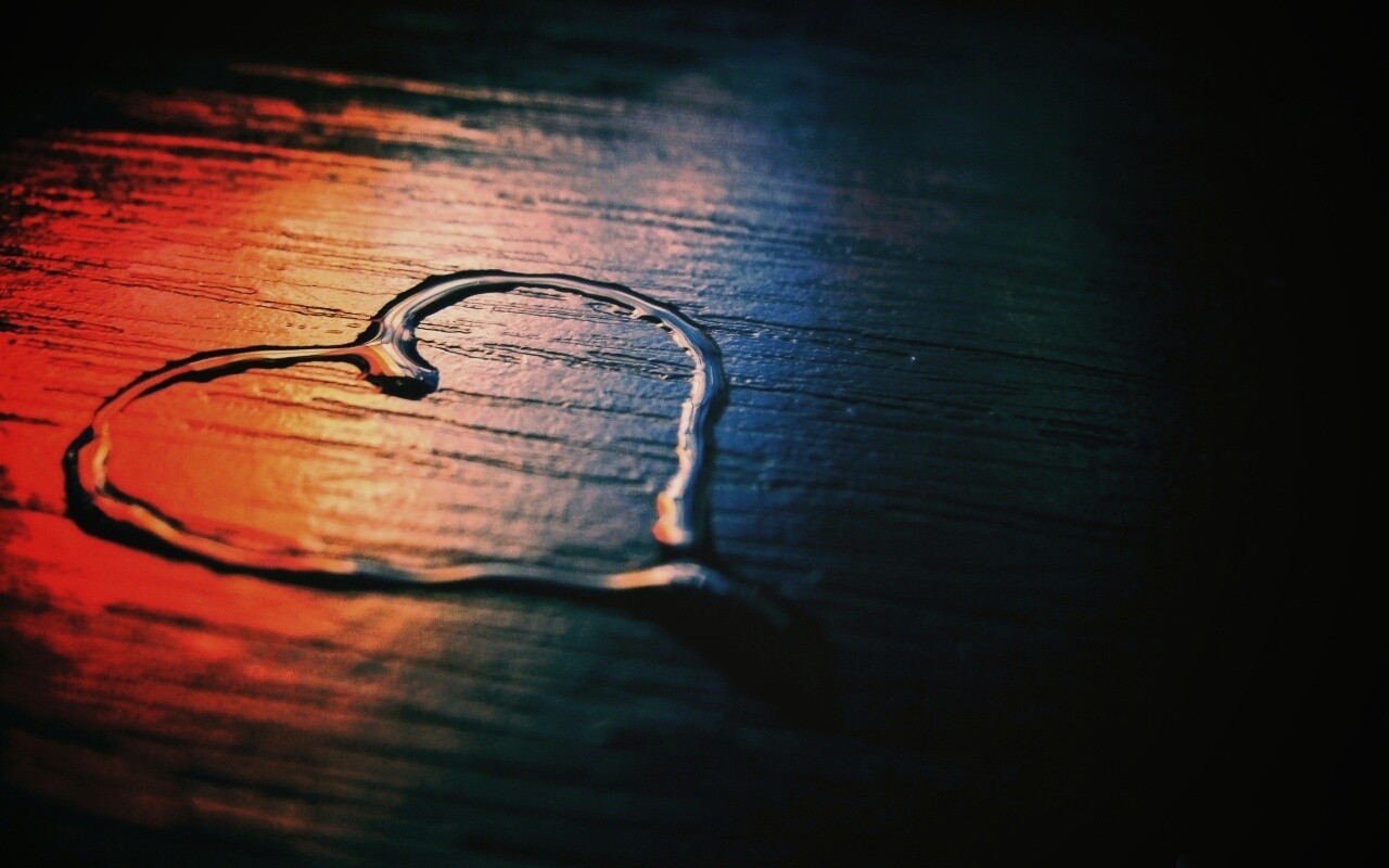 Сердечко из воды обои