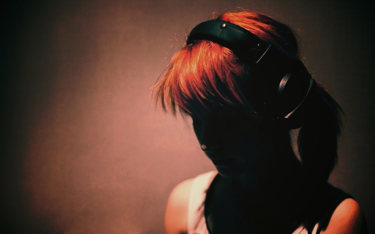 Рыжая в наушниках обои