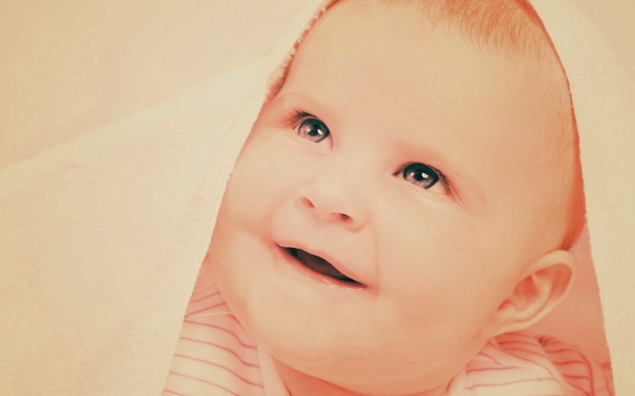 Малыш под полотенцем обои