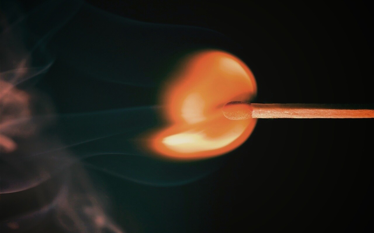 Горящая спичка обои