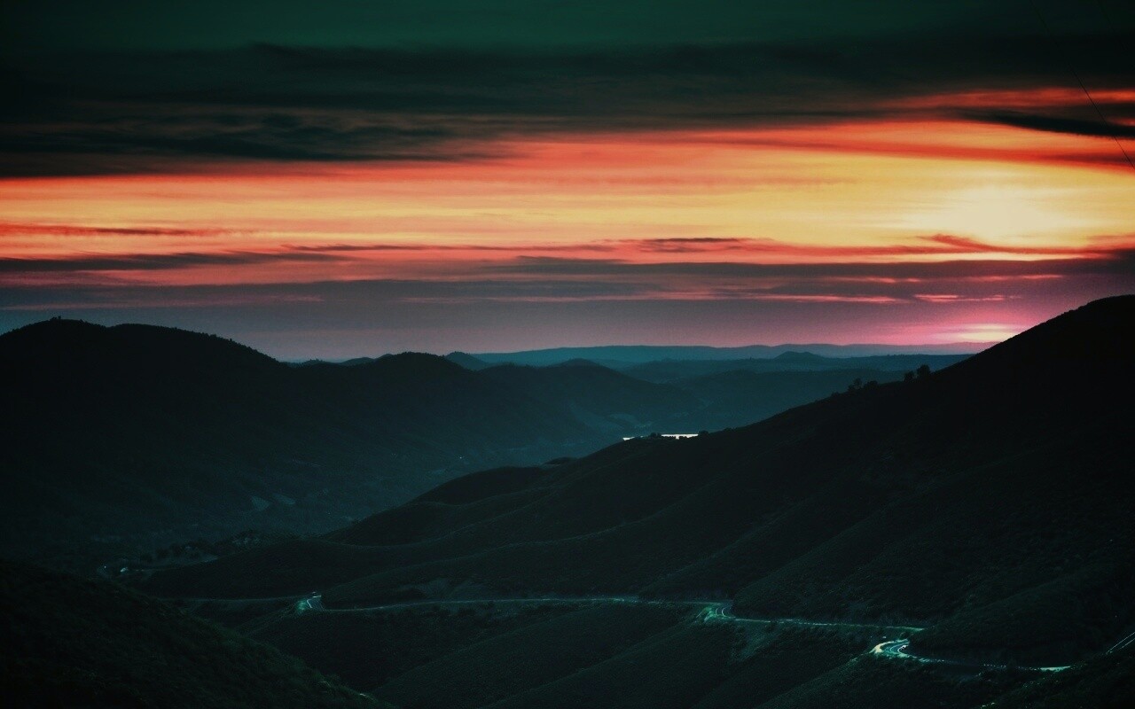 Закат на склонах гор обои