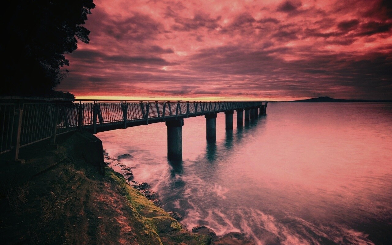 Уходящий в даль причал обои