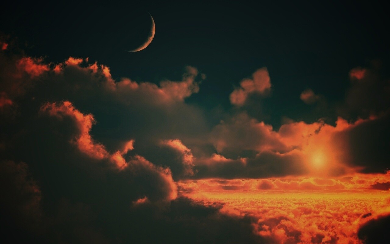Закат и месяц над облаками обои