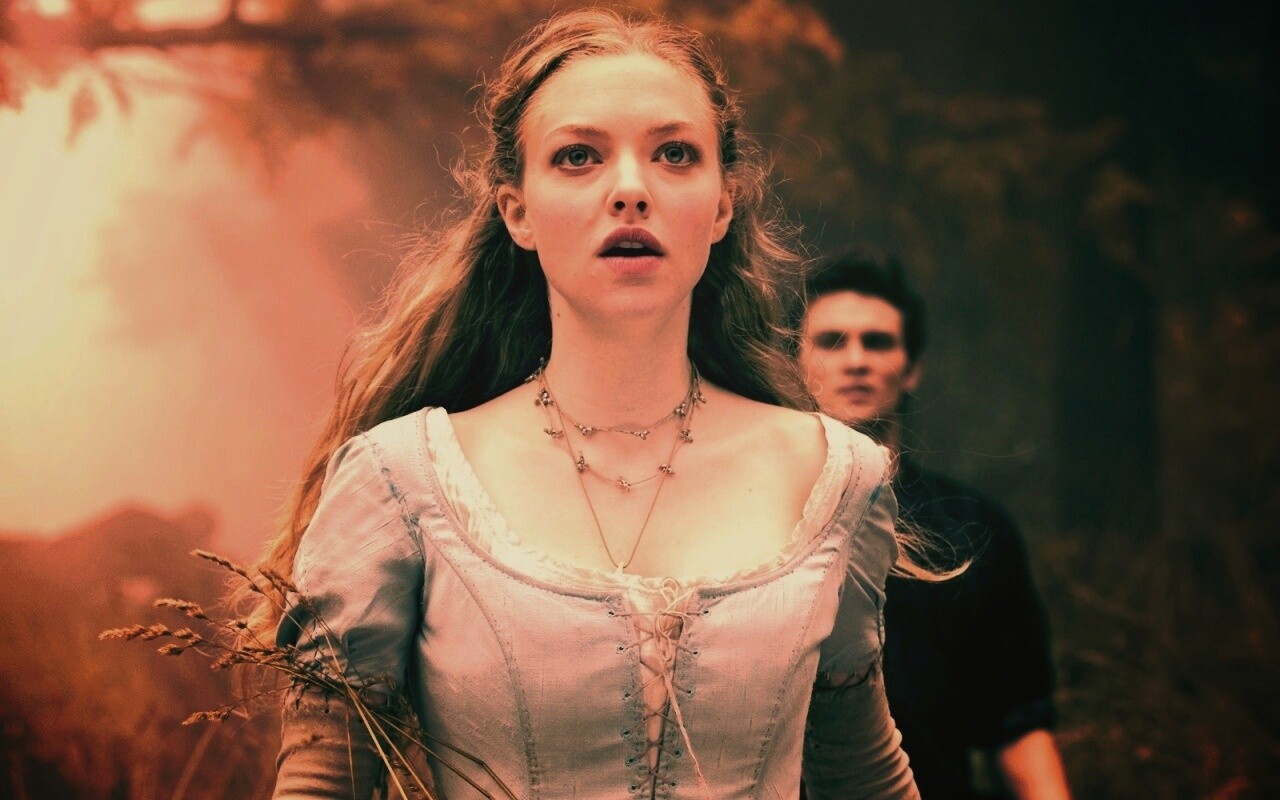 Аманда Сейфрид в Красной Шапочке обои