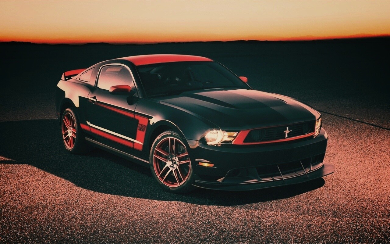 Черный Форд Мустанг с красными полосами обои