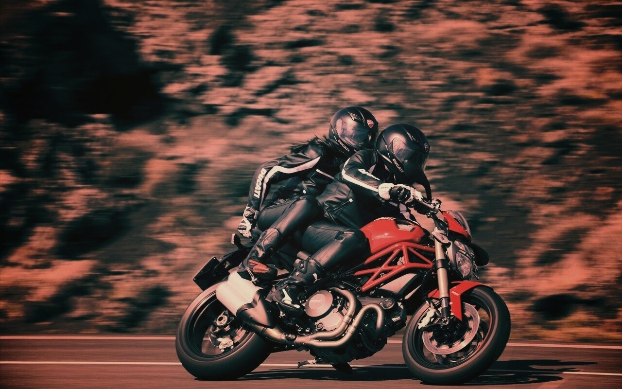 Байкер с девушкой на мотоцикле обои