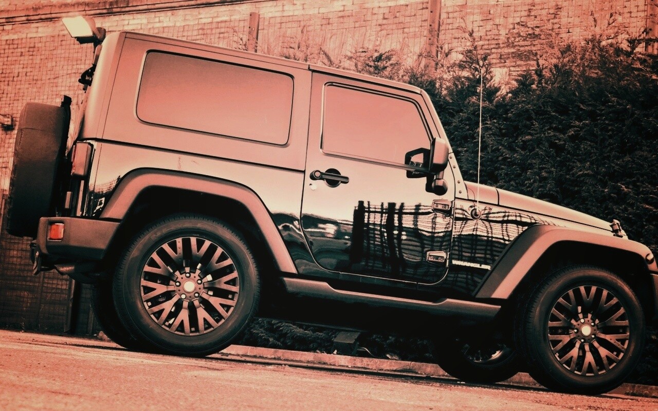 Черный внедорожник обои