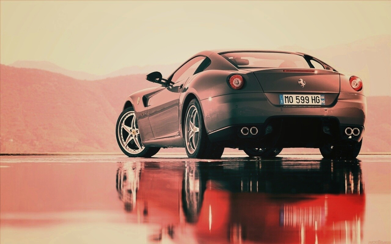 Ferrari в отражении обои