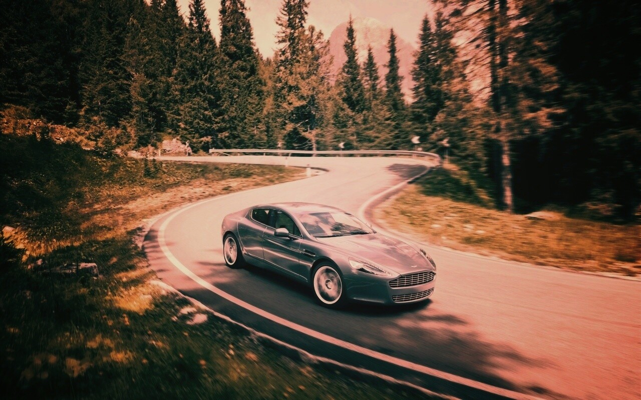 Астон мартин на лесной дороге обои