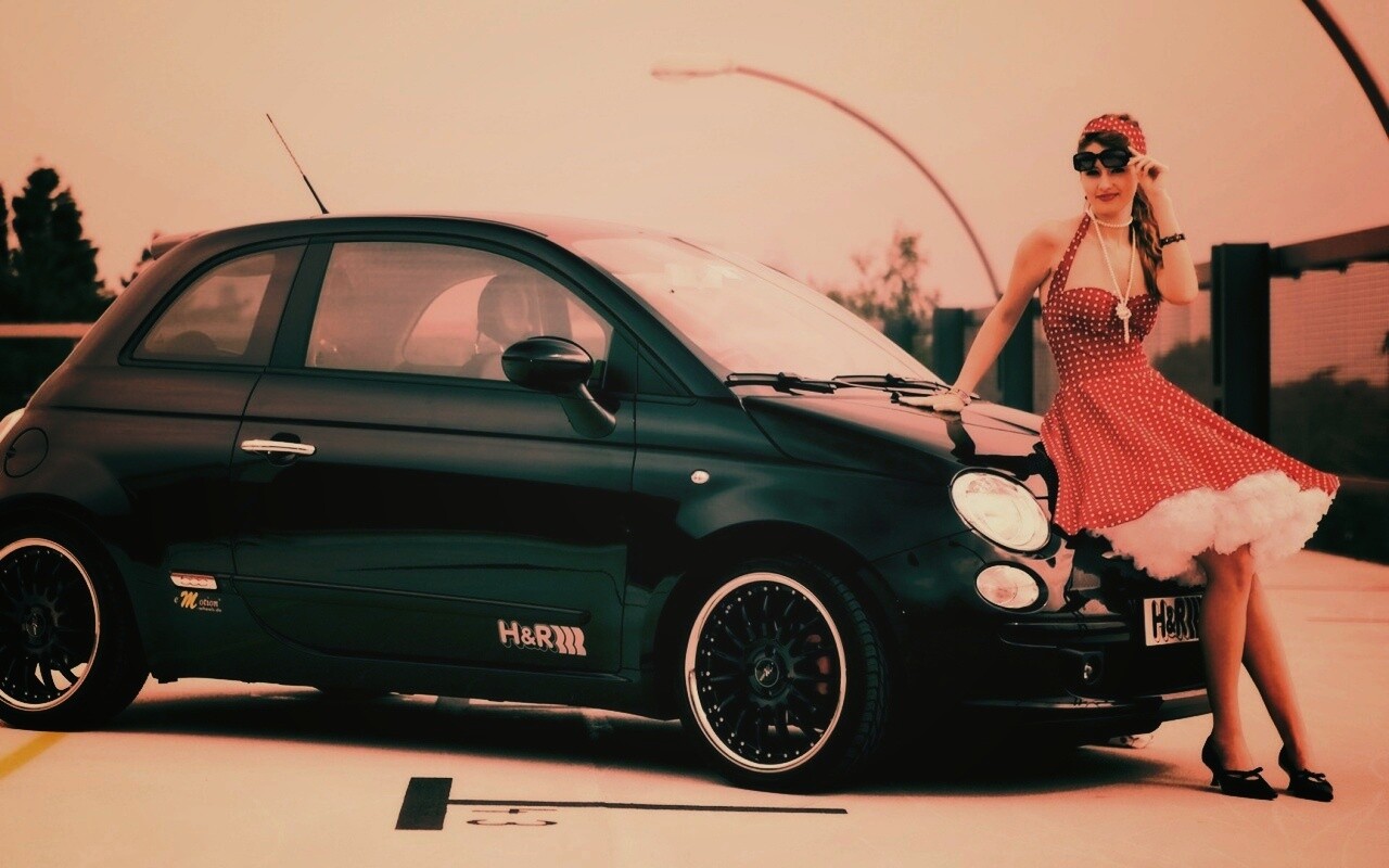 Черный фиат и девушка обои