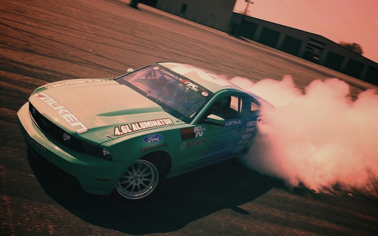 Мустанг дрифтует обои