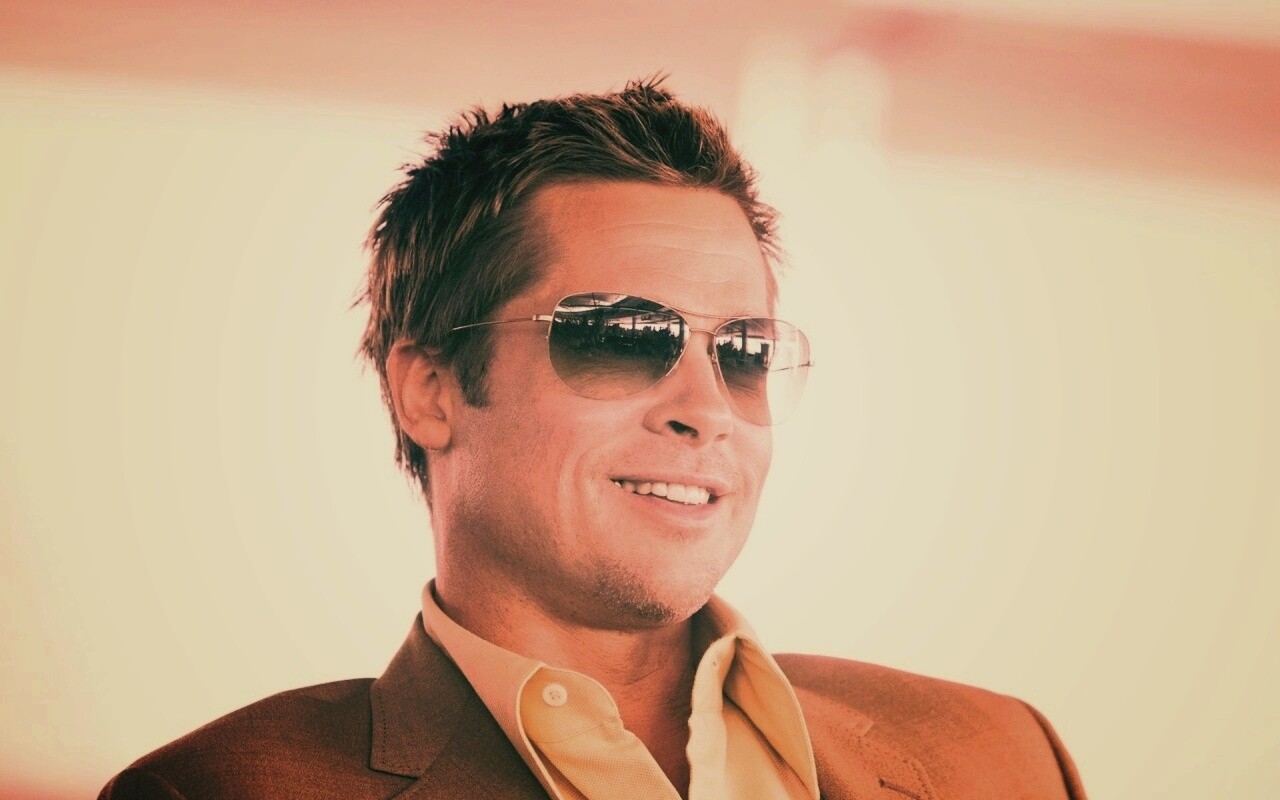 Брэд Питт в очках обои