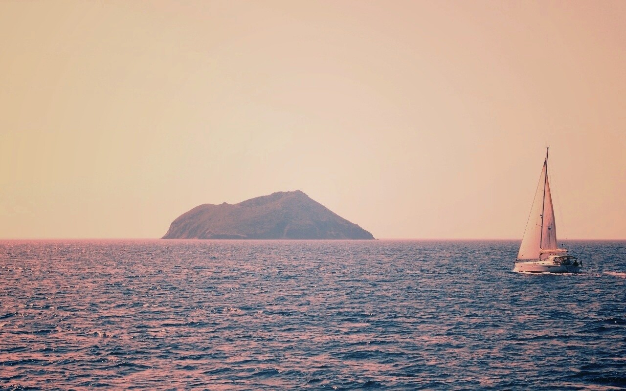 Яхта в море обои