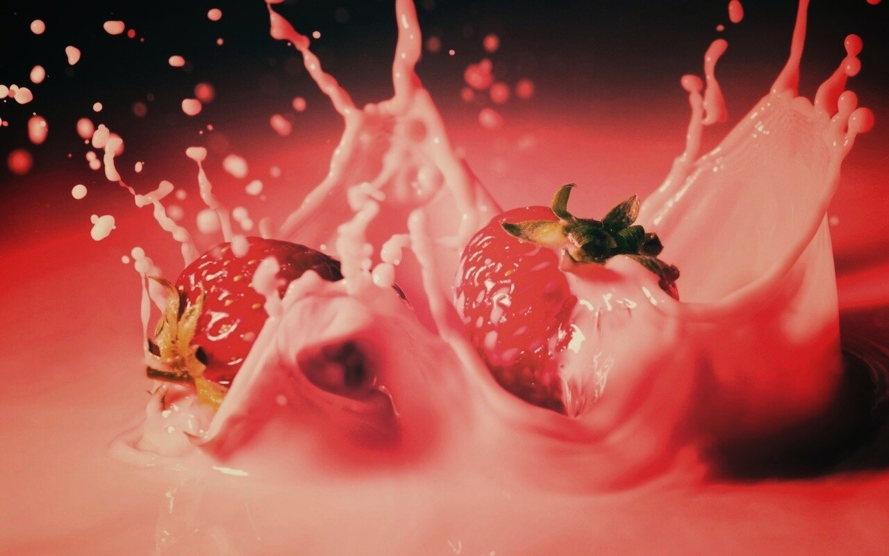 Сочная клубника с молоком обои